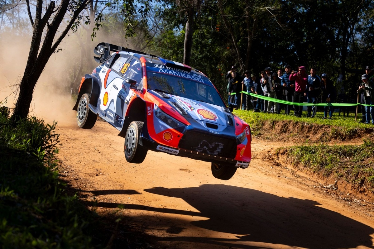 WRC Paraguay: Fourmaux lidera, Elfyn Evans sexto