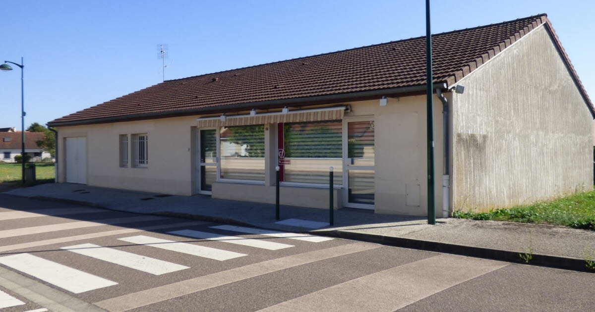 Molinet (03). Einkäufer für den Multi-Service-Store