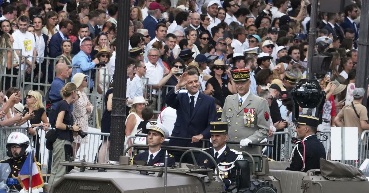 Armeen. Die Parade am 14. Juli beginnt auf den Champs-Élysées, mit Indonesien im Rampenlicht.