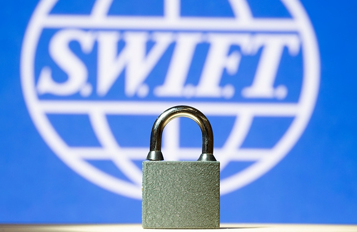 La UE quiere cortar el SWIFT a los bancos que operan en Rusia en el próximo paquete de sanciones