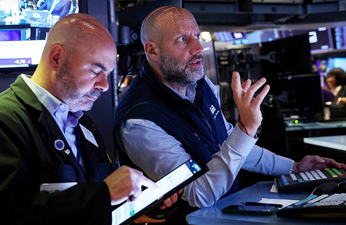 I mercati azionari chiudono la giornata in rialzo, il dollaro perde terreno. Analisi dei mercati finanziari del 23 giugno