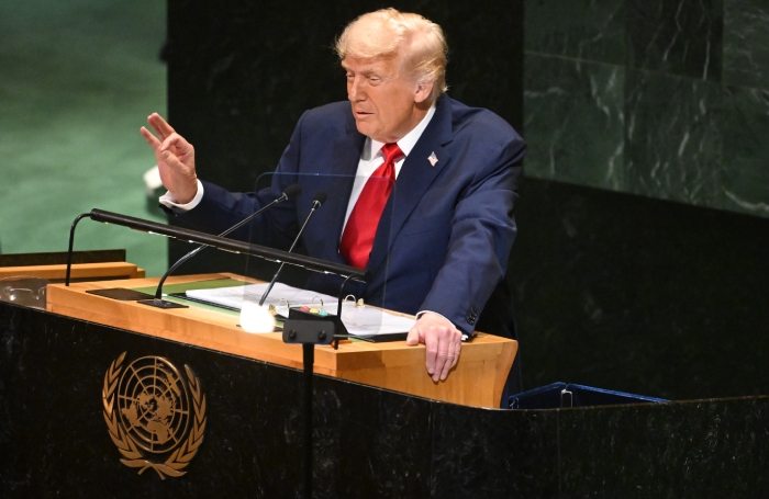 La presse mondiale discute de la nouvelle position du président américain sur le conflit en Ukraine.