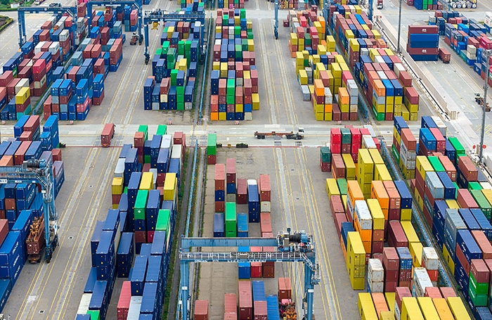 De handelsomzet van China met Rusland daalde in de periode januari-september met bijna 10%.