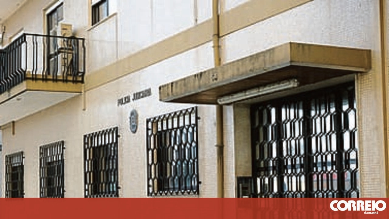 <![CDATA[ "Sai da cama e vai buscar o que nós queremos": homem de 65 anos assaltado dentro de casa por trio armado ]]>