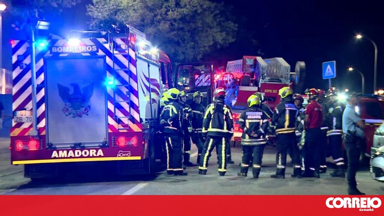 <![CDATA[ Incêndio causa oito feridos na Amadora. PSP foi atacada à pedrada e teve de disparar ]]>