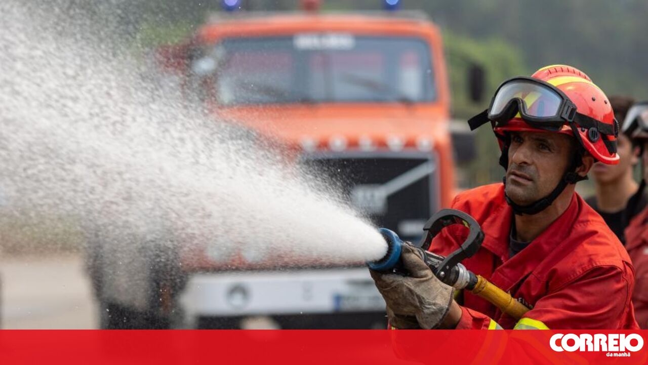 <![CDATA[ Pior está para chegar: Perigo máximo de incêndios por mais oito dias com calor a passar os 45 graus ]]>