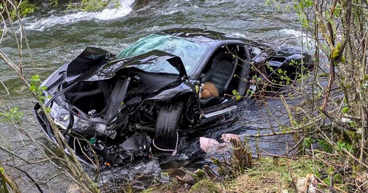 Una coppia britannica è morta dopo che la loro Ferrari è precipitata da un'autostrada di montagna in un fiume.
