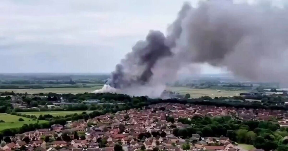 Incendio di Bicester LIVE: tre morti nell'orribile incendio che devasta l'ex base della RAF