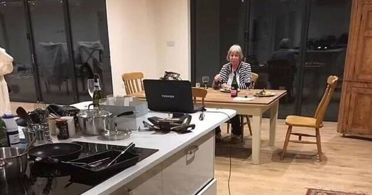 Una coppia è stata costretta a demolire la casa dei suoi sogni da 1 milione di sterline dopo una "flagrante violazione" delle regole