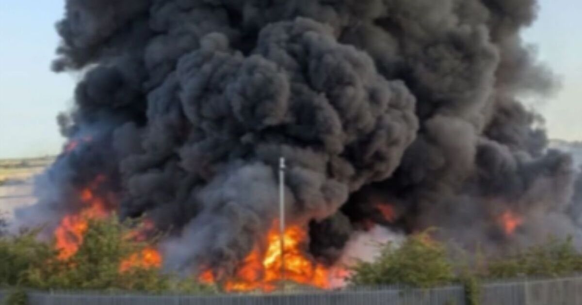 Incendio de Rushden EN DIRECTO: Se ve humo a kilómetros de distancia tras el terrible incendio en el polígono industrial