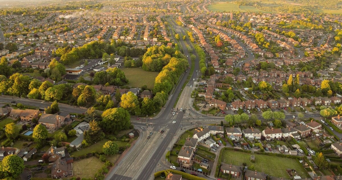 Un'adolescente di Rotherham ha detto "ecco a cosa servono le ragazze bianche" quando è stata violentata da 3 uomini, ha detto il tribunale