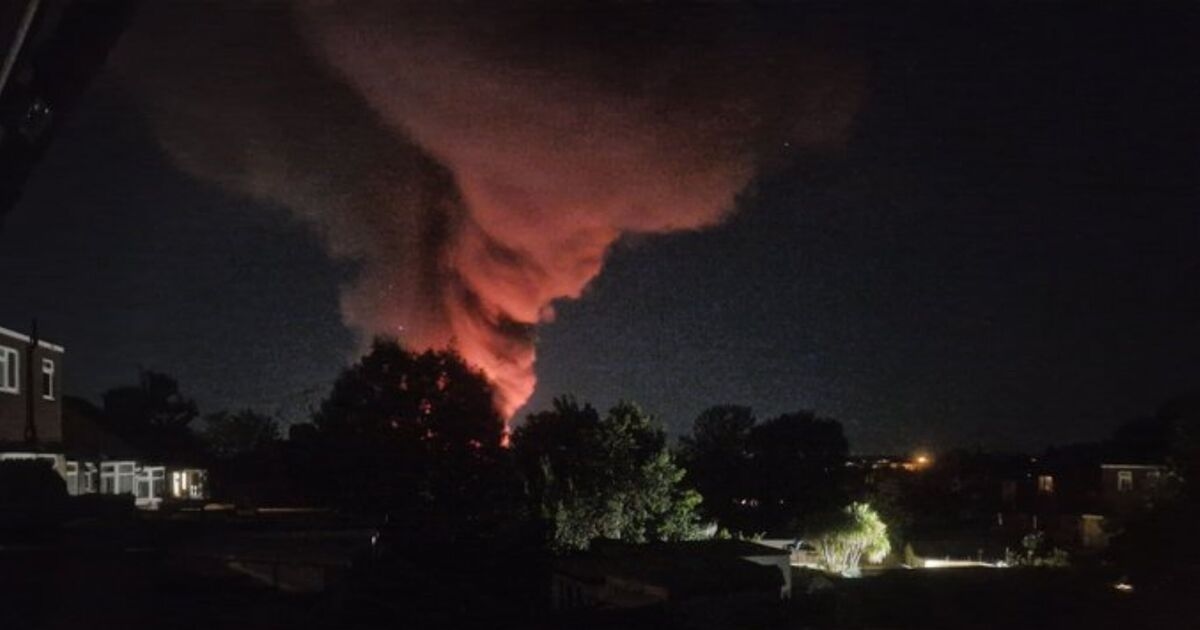 Un gran incendio en Londres obliga al despliegue de un equipo de materiales peligrosos en medio de informes de que los cilindros podrían explotar.