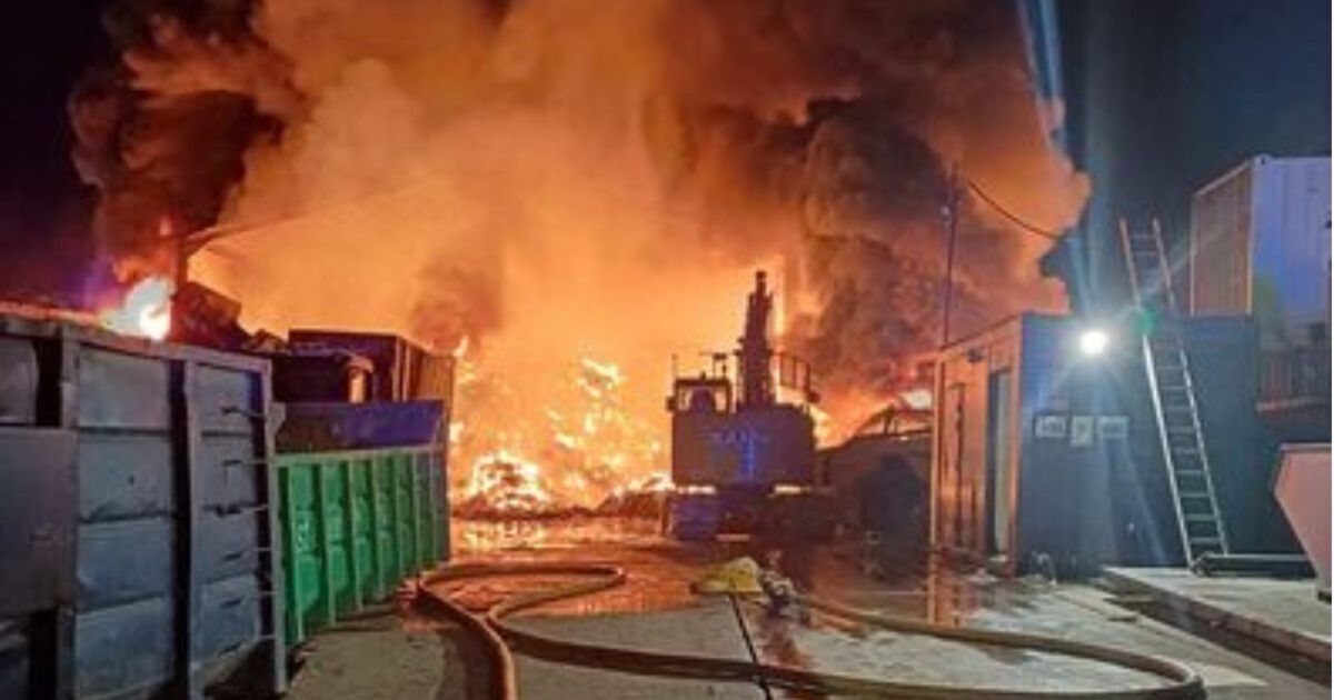 Erith fire LIVE: Close all windows as London industrial estate engulfed in inferno