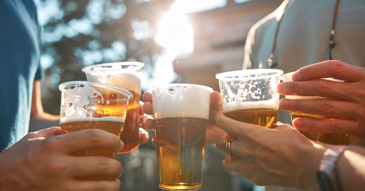 O pub crawl foi eleito um dos melhores do Reino Unido e leva você em uma linha de trem que atravessa dois condados