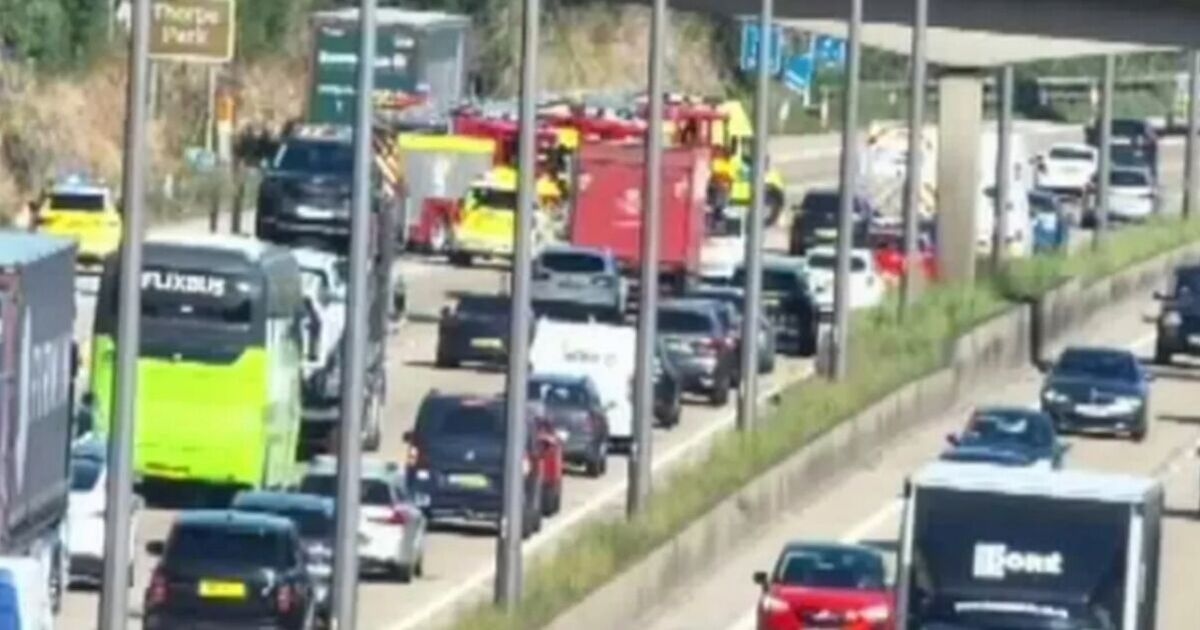 Движение на трассе М25 в режиме реального времени: крупная автомагистраль закрыта из-за масштабной аварии, вызвавшей хаос на 7 миль