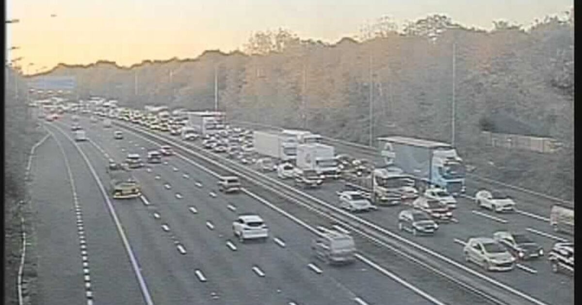 M4 e M60 chiuse IN DIRETTA: Caos in autostrada dopo un grave incidente e un camion ribaltato