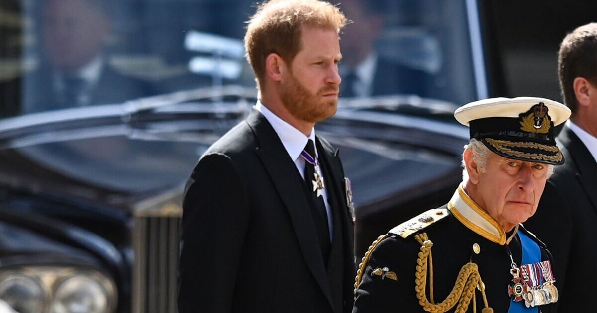 Prins Harry 'niet de slimste', maar moet weten dat 'hij koning Charles ondermijnt'