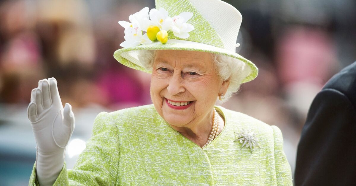 Kraliyet ailesinden bir kaynak, Kraliçe Elizabeth'in perde arkasında gerçekte nasıl biri olduğunu açıkladı