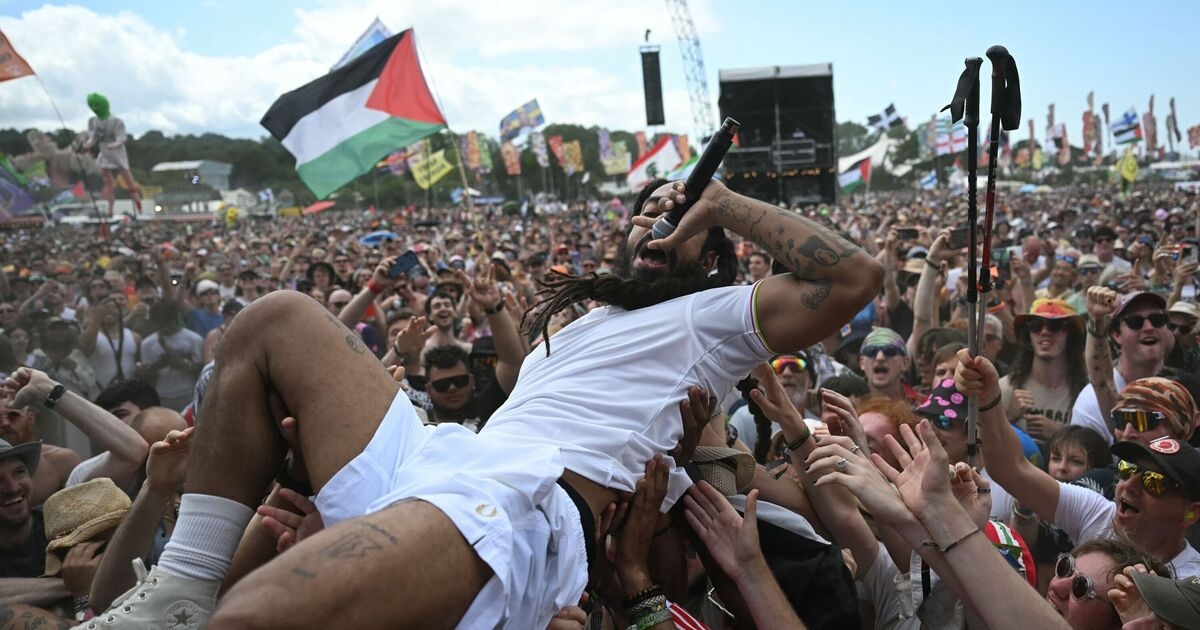 La BBC in crisi mentre i politici si uniscono per lo "spettacolo spaventoso" dei vili cori di Glastonbury