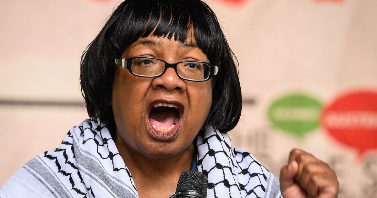 Diane Abbott sfida la polemica razziale mentre Keir Starmer sospende quattro parlamentari laburisti ribelli