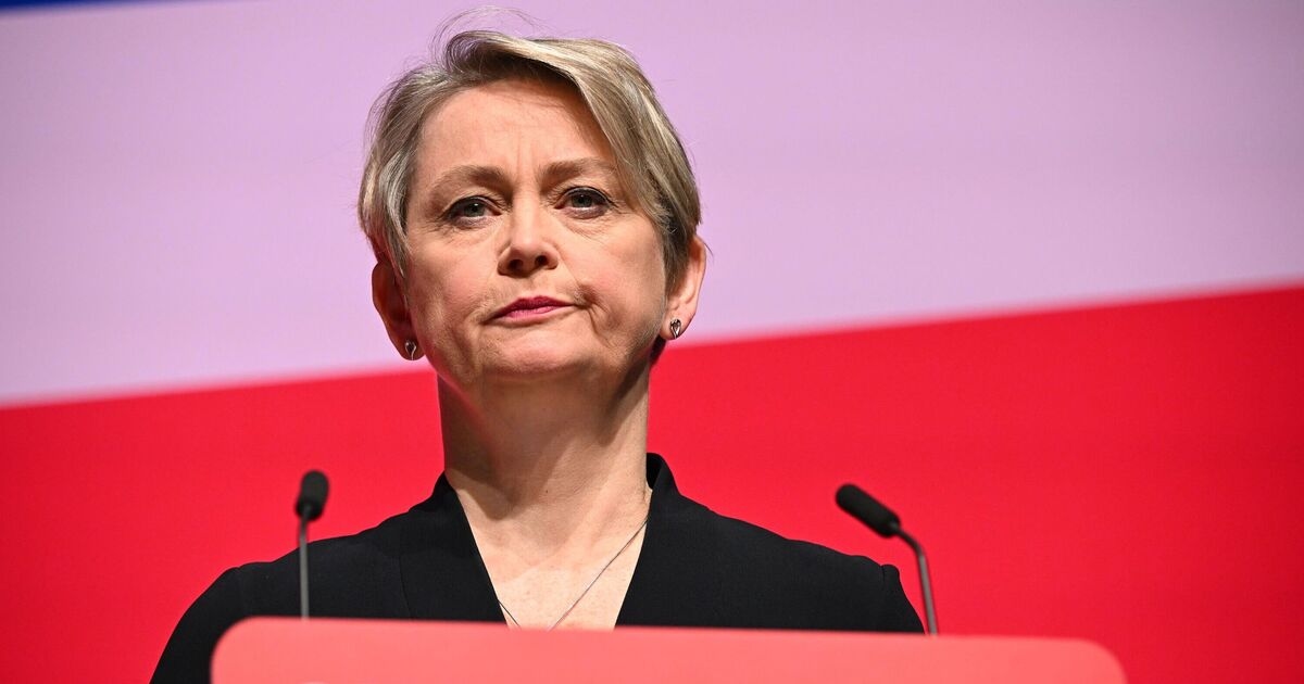 Yvette Cooper deveria renunciar por causa da polêmica sobre hotéis para imigrantes?