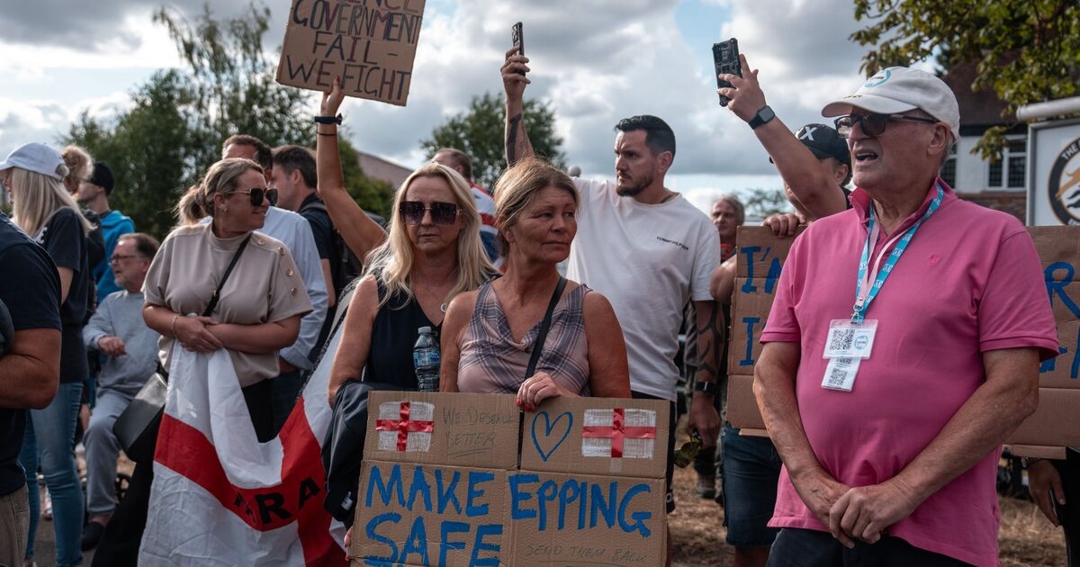 Rady stają w kolejce, by sprzeciwić się hotelom dla migrantów, ponieważ Farage wzywa do „protestów w całej Wielkiej Brytanii”