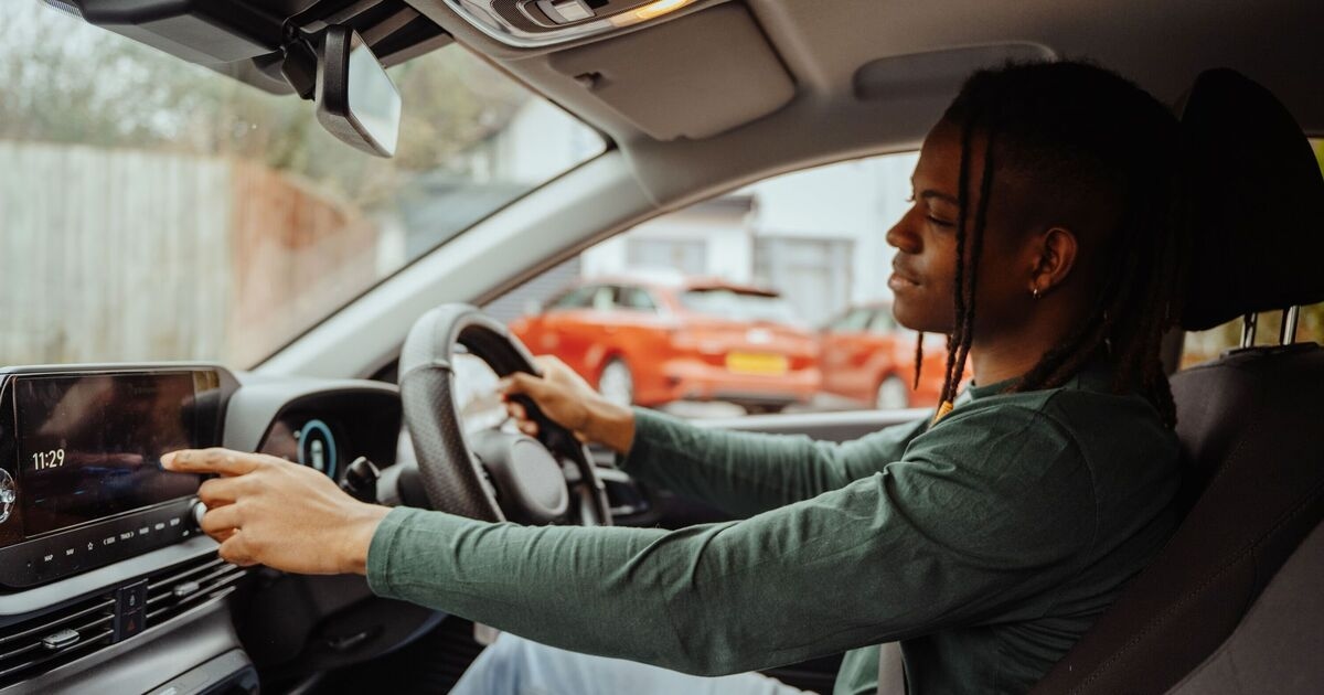 Driving instructor shares habit to never do when spotting emergency vehicle