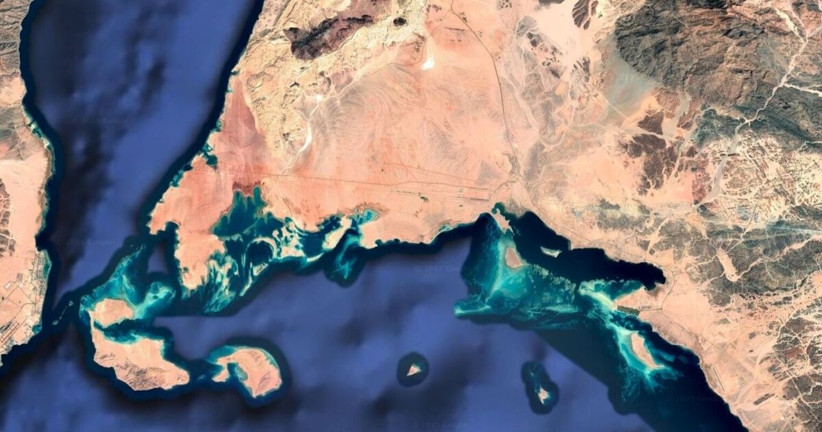 Imágenes satelitales muestran la megaciudad de Arabia Saudita de 1,6 billones de libras con una enorme línea excavada en el desierto