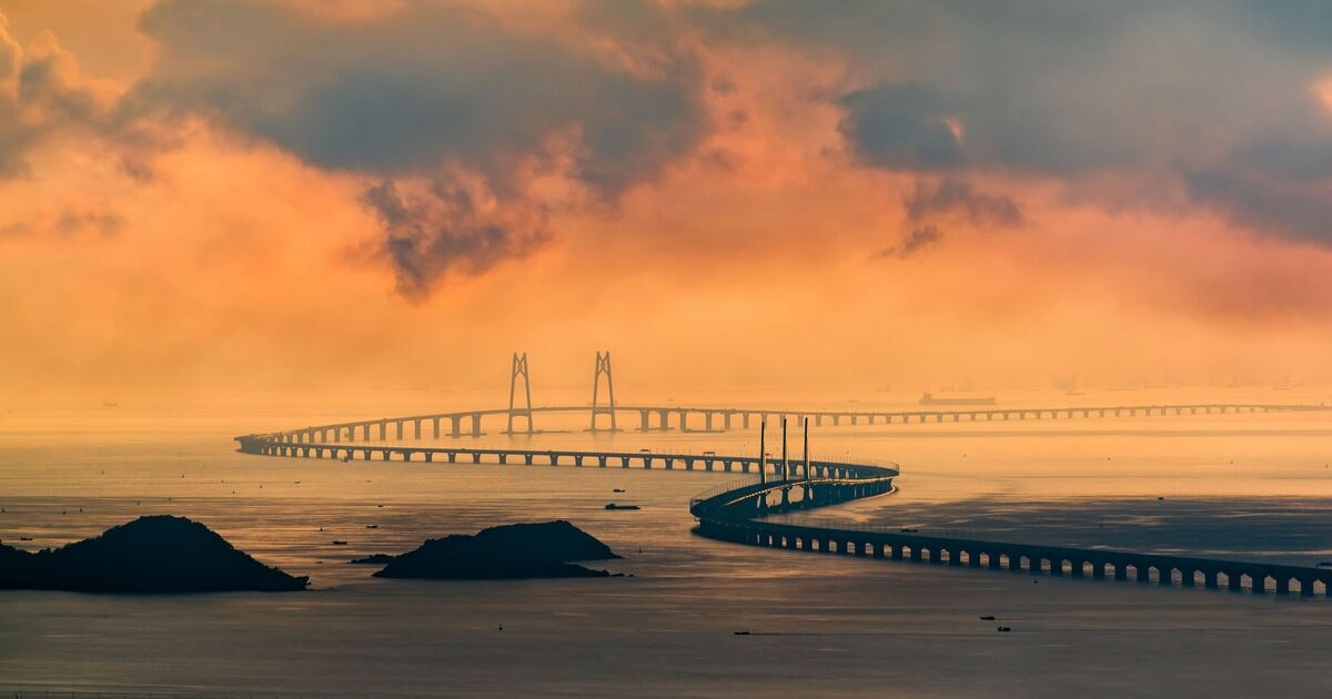 A incrível ponte de £ 15 bilhões que inclui um túnel e se estende por 34 milhas através do mar