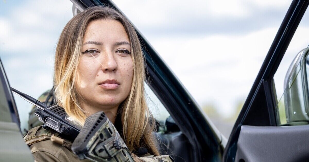 Dentro da unidade de elite das 'Bruxas Bucha' da Ucrânia, com mães pegando armas para lutar contra Putin