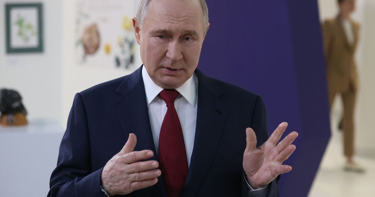 Vladimir Putin visita la città devastata dalla guerra mentre la Russia lancia un nuovo assalto mortale all'Ucraina