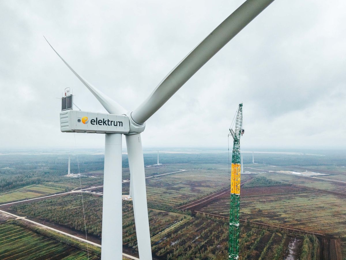 Letonya'nın en büyük rüzgar türbini Laflora Energy rüzgar parkında yükseliyor