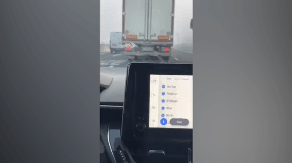 A1 snelweg Rome-Florence, hier zijn de gevaarlijke inhaalmanoeuvres van vrachtwagens Video