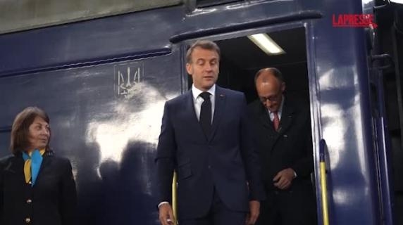 Macron, Merz, Starmer e Tusk a Kiev: candele al monumento ai caduti
