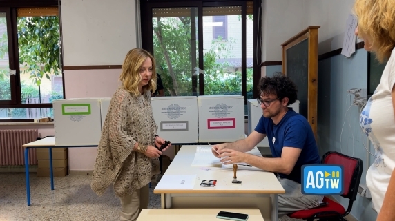 La premier al seggio ma non ritira le schede