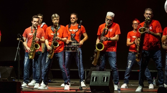 Funk Off, в Casa del Jazz живое выступление тосканского духового оркестра с фанковыми ритмами и хореографией