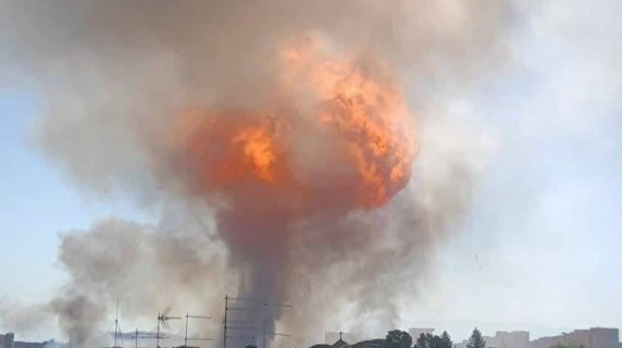 L'incendio è ancora in corso, soccorritori in azione: la diretta video