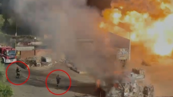 I vigili del fuoco a pochi passi dall'incendio, poi la violentissima esplosione