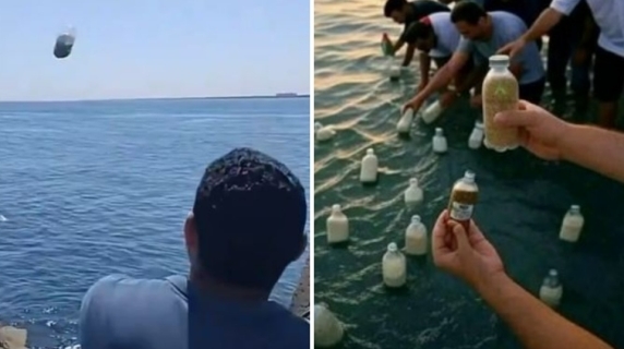 Mısırlılar Gazze'ye yardım etmek için denize sembolik gıda şişeleri attı