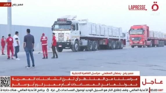 The long line of trucks carrying humanitarian aid: this is what happens at the Kerem Shalom crossing.
