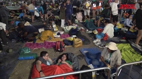 The night of the faithful, between songs and sleeping bags