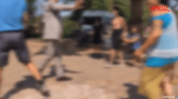 Inside the Roma camp on Via Selvanesco, journalists are insulted: "Get out of here!"