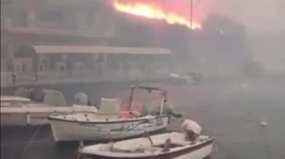 Fire and fear engulf the island of Chios, where the fire is being evacuated. Video of the blaze.