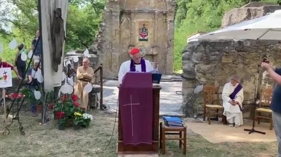 Kardinal Zuppi, katledilen Filistinli ve İsrailli çocukların isimlerini okuyor