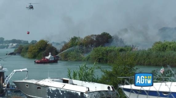 Fiumicino, brand op scheepswerf: beelden van de vlammen