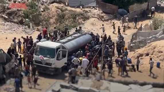 Gaza, queuing for a water tank: the famine is extreme
