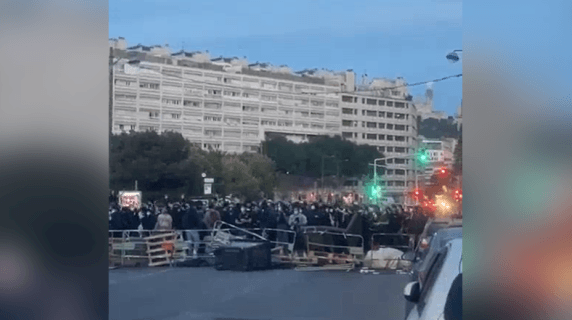 Anche a Marsiglia barricate e scontri
