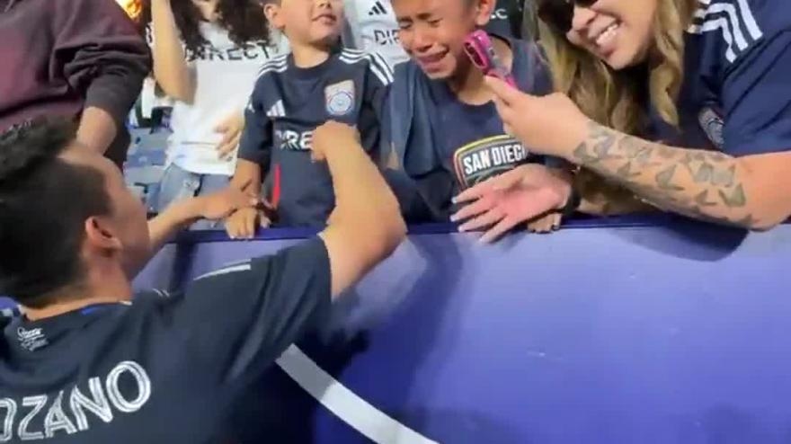 Lozano gives his shirt to a child: his reaction is touching