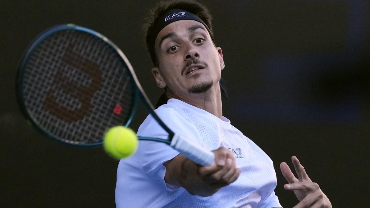 A Dubai Sonego in campo contro Tsitsipas nel 1&#xB0; turno. Il greco &#xE8; avanti un set, 7-6