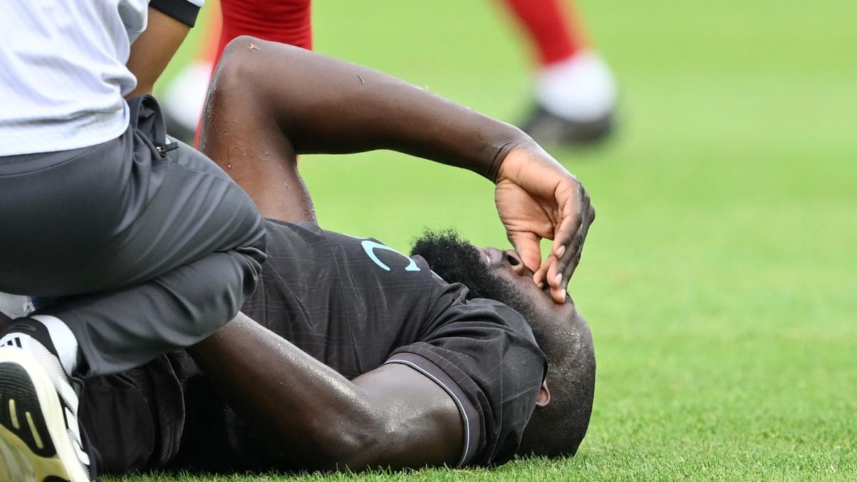 Lukaku, no to surgery: conservative therapy to speed up his return. The risks of this choice